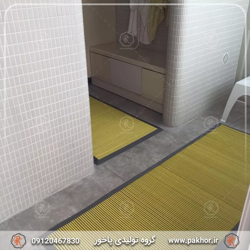 بدون لغزش در لبه استخر راه بروید
